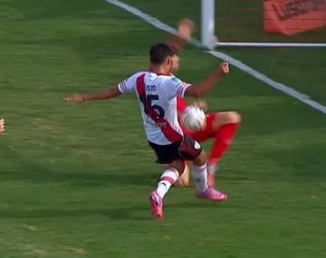 Volvieron los audios del VAR: por qué la mano de Campi no fue penal para River