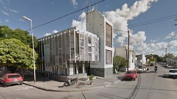 tres delincuentes se fugaron por la puerta principal de una comisaria en azul tres delincuentes se fugaron por la puerta principal de una comisaria en azul