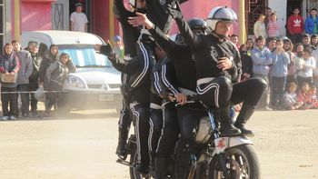 la policia federal realizo una exhibicion de motos en la villa 31 de retiro la policia federal realizo una exhibicion de motos en la villa 31 de retiro