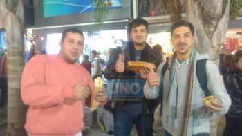 solidarios: le compran todos los panes a vendedor antes del decomiso solidarios: le compran todos los panes a vendedor antes del decomiso