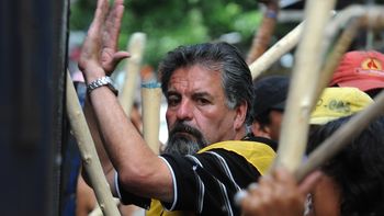 me lavo los dientes y pongo el arma en la mesita de luz me lavo los dientes y pongo el arma en la mesita de luz