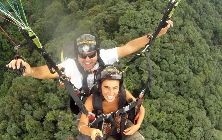Una policía se hizo pasar por alumna para detener al instructor de parapente