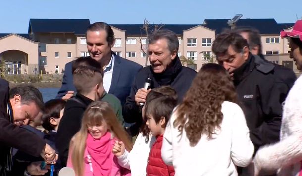 En plena crisis, Macri entonó una particular versión del Feliz Cumpleaños en Dolores