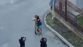 insolito: soldado confunde rodaje de pelicula con toma de rehenes insolito: soldado confunde rodaje de pelicula con toma de rehenes