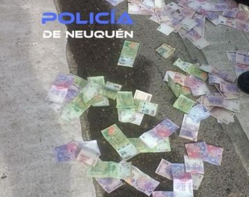 Lo encontraron tirando plata en la calle y lo detuvieron