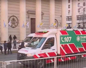 Una ambulancia del SAME frente a la Catedral Metropolitana