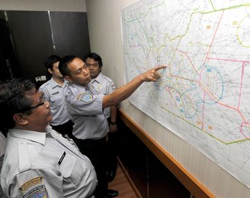 Sigue el misterio: los objetos encontrados no pertenecían al avión de AirAsia