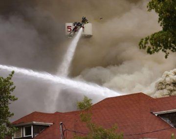 El fuego consumió un complejo de departamentos en Miami. Foto: Carl Juste/Miami Herald via AP