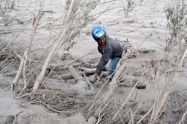 La erupción de un volcán en Indonesia deja 14 muertos