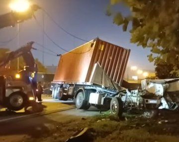 Caos en Panamericana por el choque y vuelco de dos camiones