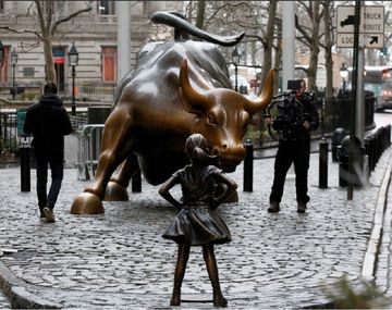 Estatua de La niña sin miedo