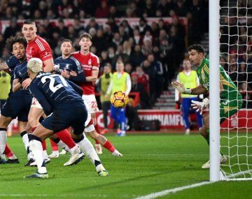 La mejor atajada de la Premier League la hizo el Dibu Martínez