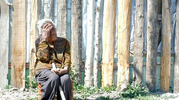 encerro y esposo a su propia madre: una vecina la descubrio comiendo pasto encerro y esposo a su propia madre: una vecina la descubrio comiendo pasto