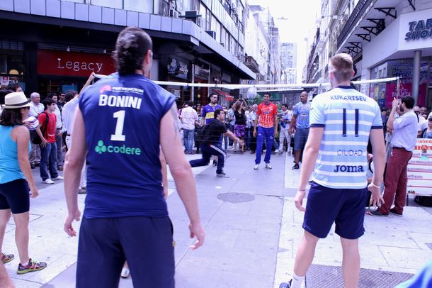 Con un mini torneo en la calle Florida, se lanzó el SuperVoley