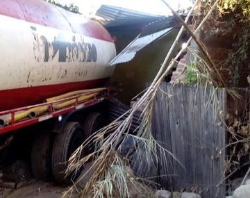 Un asco: un camión atmosférico se incrustó en una casa