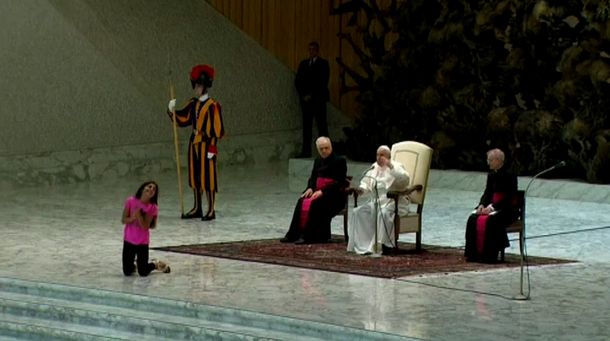 El gesto del Papa con una nena que interrumpió su audiencia de los miércoles