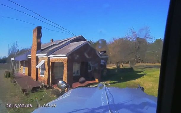 VIDEO: Mirá el terrible momento en el que un camión se incrustó en una casa