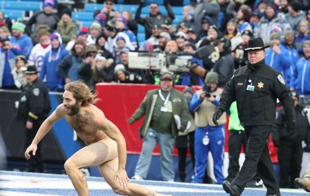 Un hincha ingresó a la cancha desnudo en medio de un partido de fútbol americano