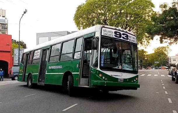 Un colectivo perdió una rueda en Villa Ortúzar y estuvo horas atravesado en una avenida Un colectivo perdió una rueda en Villa Ortúzar y estuvo horas atravesado en una avenida