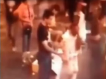 Discutió con su novio y se desnudó 