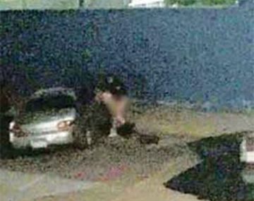 Encuentran a un policía teniendo sexo en la calle