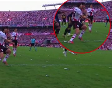 El otro penal que reclaman los hinchas de River y que la TV no repitió durante el Superclásico