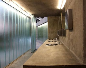 Baño público en un parque de la ciudad de Rosario