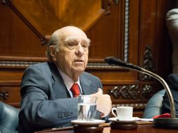 Julio María Sanguinetti volvió a criticar el comportamiento de los jerarcas tras la entrega del pasaporte al narcotraficante Sebastián Marset. Julio María Sanguinetti volvió a criticar el comportamiento de los jerarcas tras la entrega del pasaporte al narcotraficante Sebastián Marset.