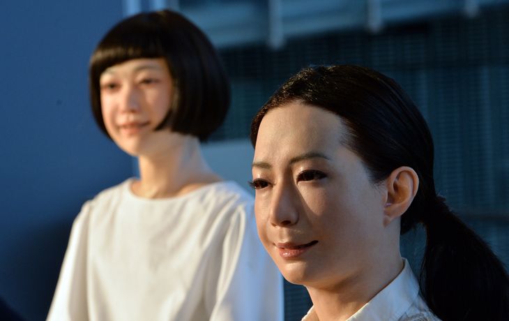 En un museo japonés, las visitas guiadas están a cargo de dos mujeres robots