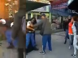 VIDEO: Una mujer golpeó a una policía cuando quiso detenerla