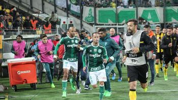Matías Mieres corre tras el acoso de los jugadores de Palmeiras Matías Mieres corre tras el acoso de los jugadores de Palmeiras