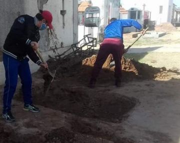 Su mamá murió por coronavirus y tuvo que cavar una fosa para enterrarla