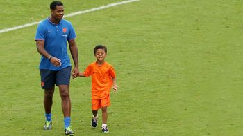 de tal palo, tal astilla: el hijo de kluivert la rompe en el ajax de tal palo, tal astilla: el hijo de kluivert la rompe en el ajax