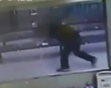 Conmoción: chino arroja contra el piso a su pequeño hijo