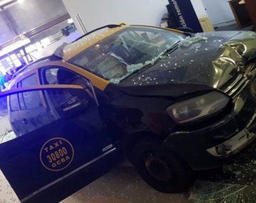 Violento choque en Belgrano: un taxi se incrustó en un banco