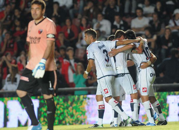 Quilmes goleó a Colón y consigue algo de oxígeno