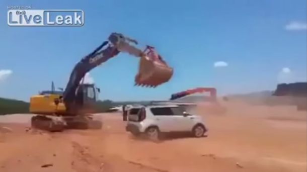 #DíaDeFuria: no le pagaron el sueldo y aplastó un auto con su excavadora