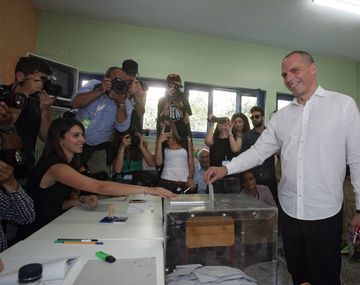 Votó el ministro de Economía griego: El euro y la democracia son compatibles