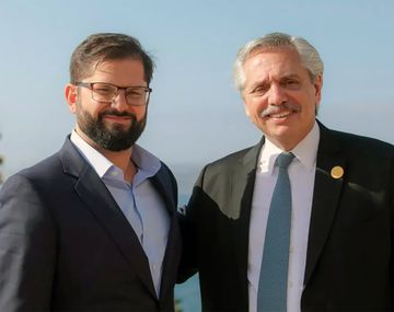 Alberto Fernández viaja a Chile para rememorar con Boric el Abrazo de Maipú