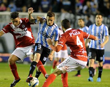 Racing superó a Argentinos agónicamente en el Cilindro y todavía sueña