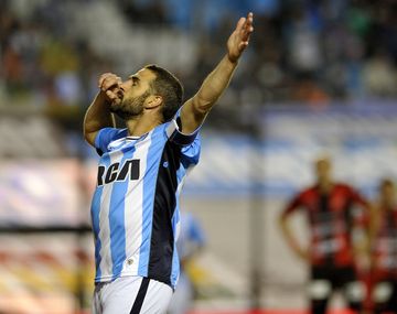 Lisandro Lopez festeja el primer gol de Racing ante Patronato en Avellaneda