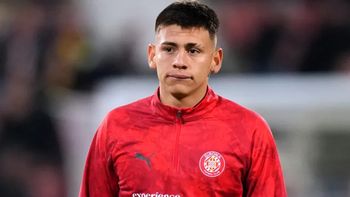 los hinchas del girona le soltaron la mano al diablito echeverri tras solo 93 minutos: que haga algo los hinchas del girona le soltaron la mano al diablito echeverri tras solo 93 minutos: que haga algo