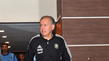 sabella ya esta en brasil para presenciar el sorteo del mundial sabella ya esta en brasil para presenciar el sorteo del mundial