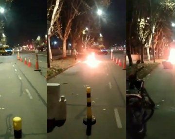 No quiso que le secuestraran la moto y la prendió fuego