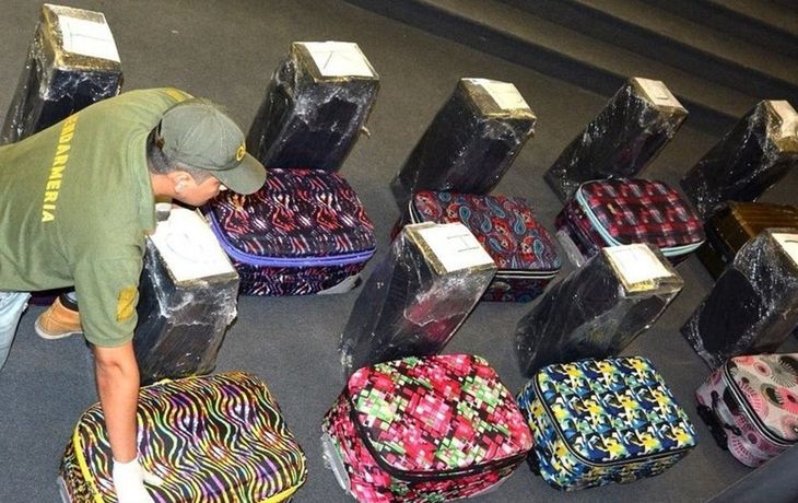 Secuestraron 12 valijas con 400 kilos de cocaína.