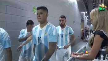 una rubia infartante quiso seducir a messi: mira la reaccion del 10 argentino una rubia infartante quiso seducir a messi: mira la reaccion del 10 argentino