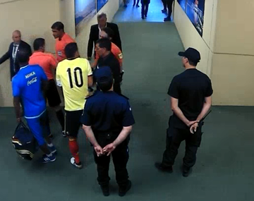 El entredicho entre James Rodríguez y Roddy Zambrano, el árbitro del encuentro