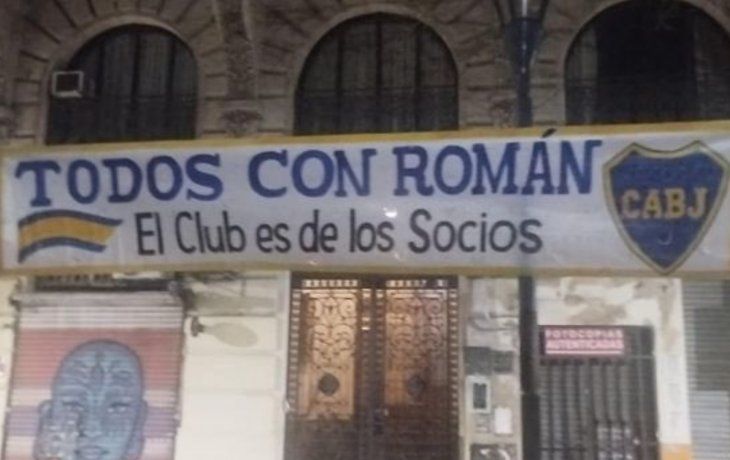 Aparecieron dos pasacalles en apoyo a Riquelme en la zona de Tribunales