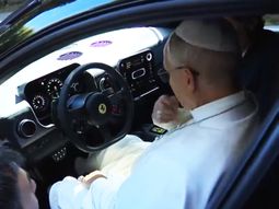 El Papa en una Ferrari.