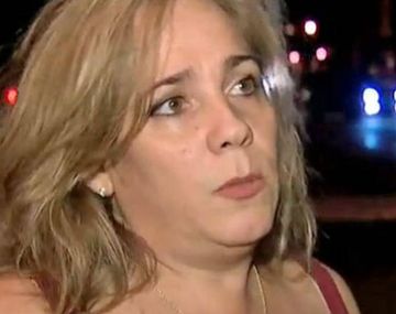 La atacaron por escrachar a un policía